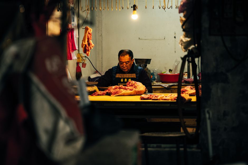 Rohfleisch und Kleinkind im Haushalt — Risiken beim BARFen