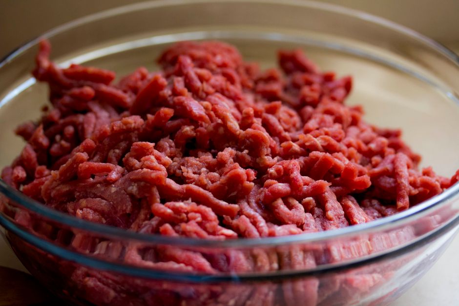 Rohfleisch und Nassfutter nebeneinander — hybrider Fütterungsansatz